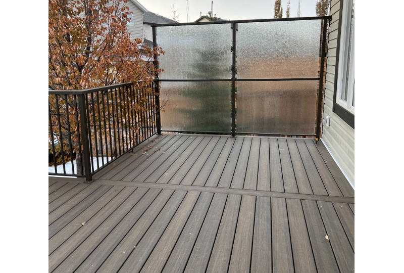 Trex Coastal Bluff decking with aluminum railings and privacy glass.