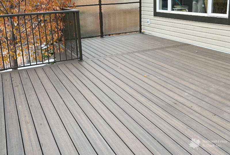 Trex Coastal Bluff decking with aluminum railings and privacy glass.